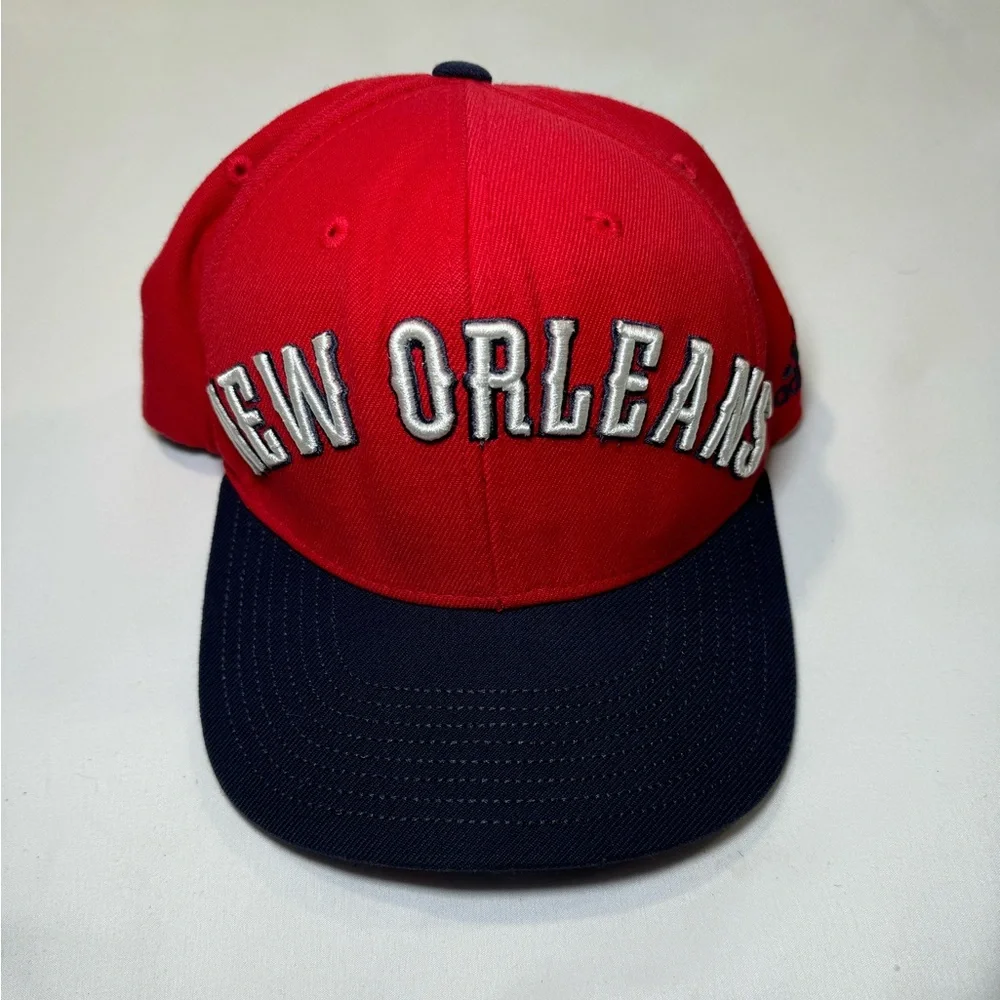 ADIDAS NEW ORLEANS PELICANS FLATBILL‎ SNAPBACK HAT NBA CAP UNDER BILL DESIGN